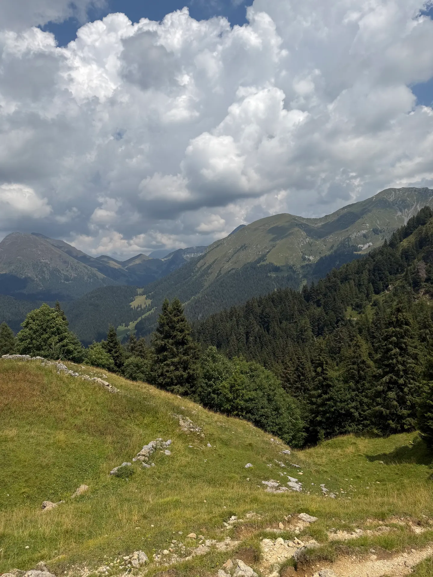 Smal pad over een graskam in de Orobische Alpen