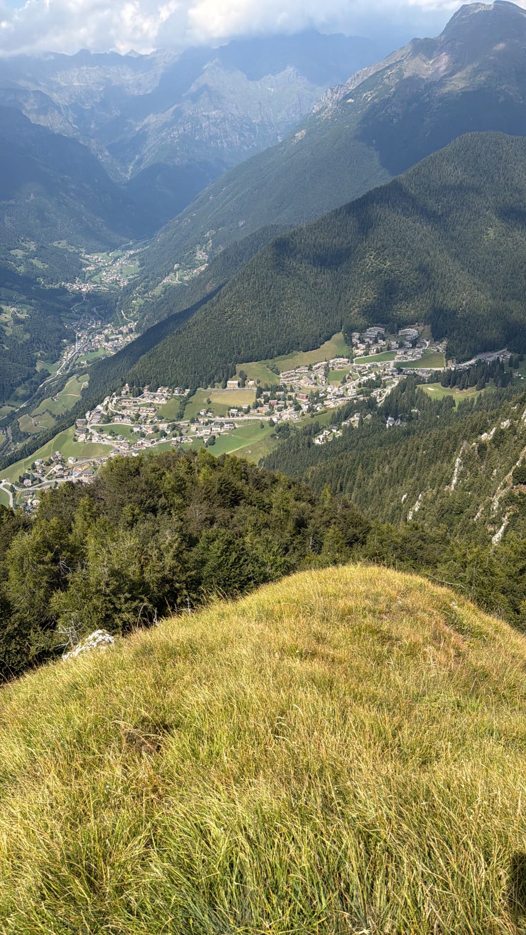 Ochtendlicht over de bergkammen boven Spiazzi di Gromo